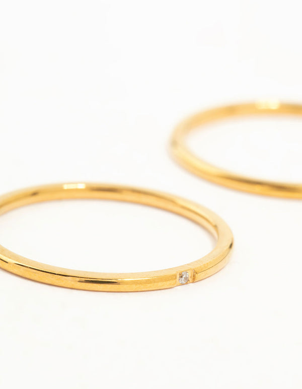 Showcasing waterproof gold plated stainless steel fine band rings in a 2-pack close up view