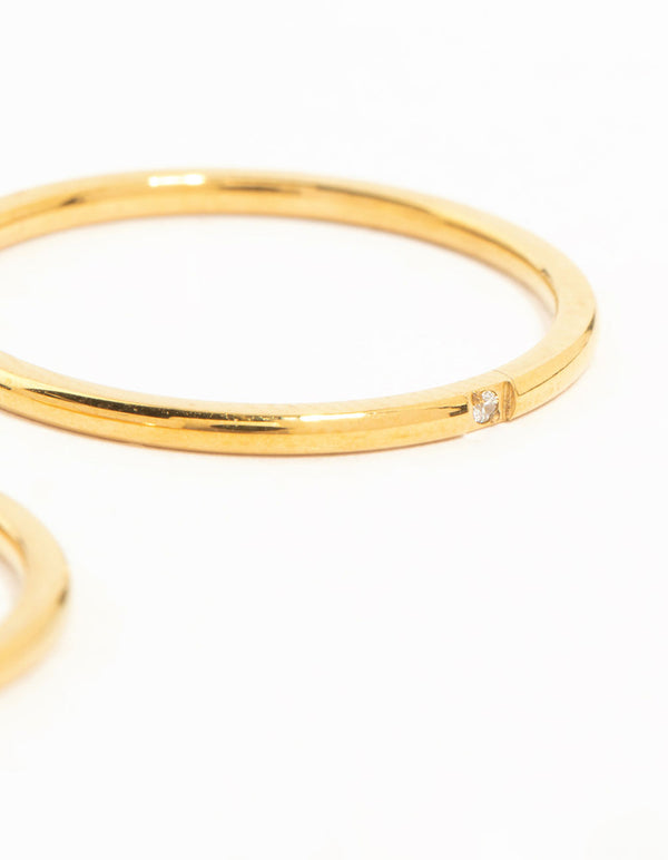 Crafted from waterproof gold plated stainless steel, this 2-pack of fine band rings offers detailed side detail view