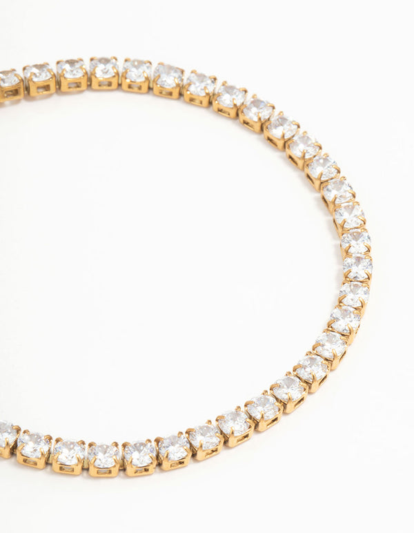Showcasing a waterproof tennis bracelet in stainless steel and cubic zirconia close up view
