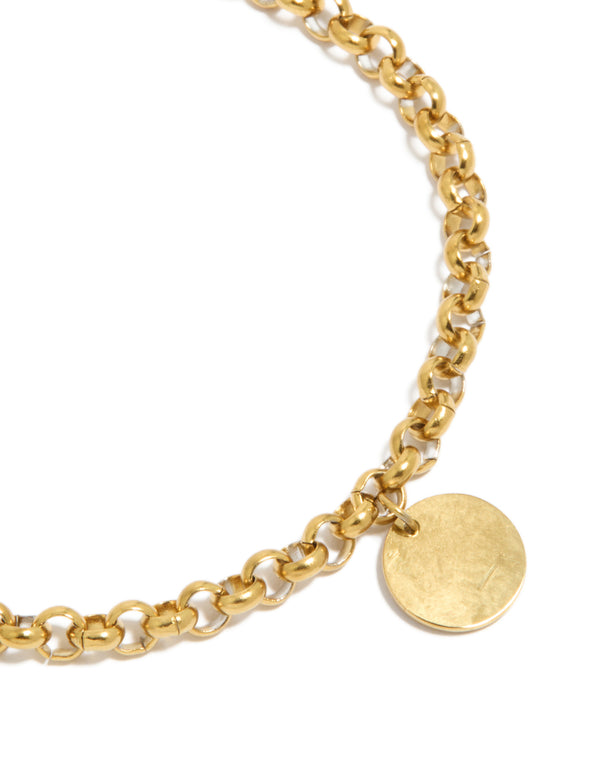 Highlighting a disc toggle chain bracelet in waterproof gold plated stainless steel close up view