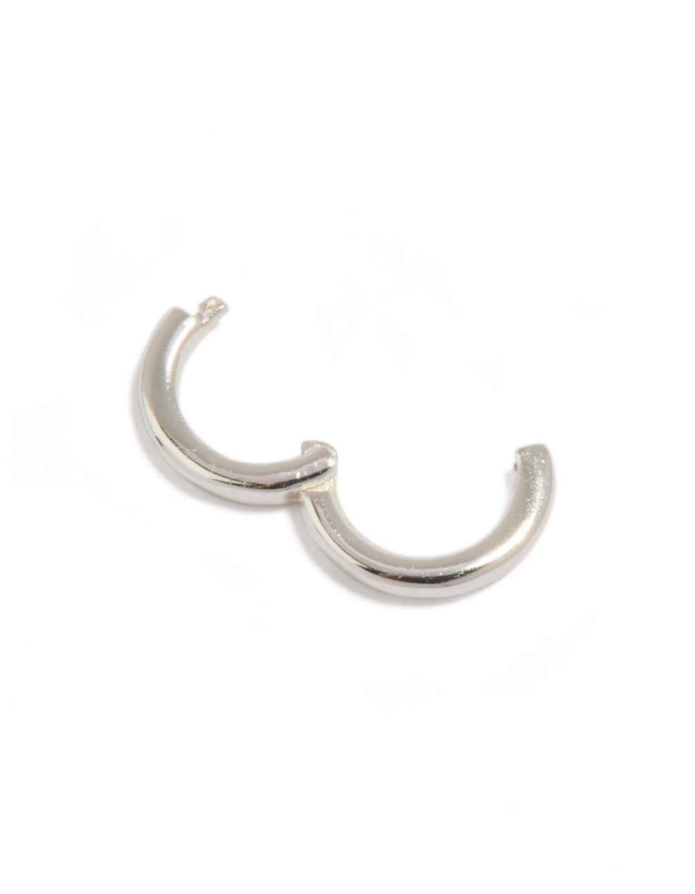 This sterling silver clicker ring features a seamless hinged closure detail view
