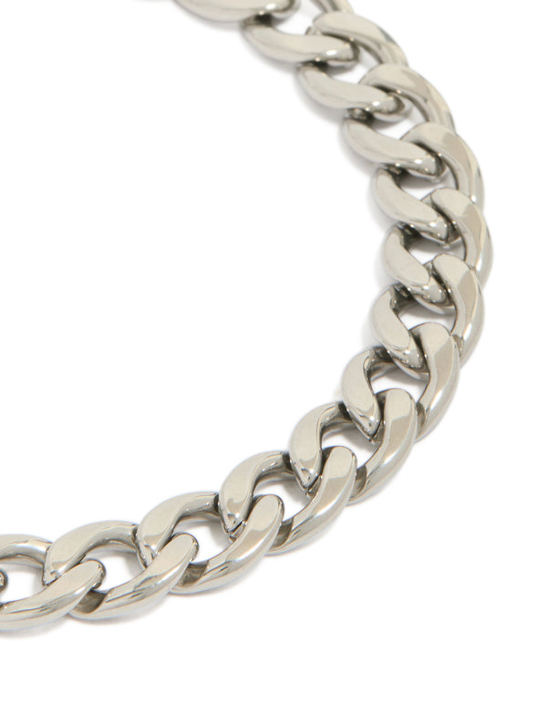 Featuring a mens waterproof stainless steel large classic curb chain bracelet in silver with chunky styling close up view