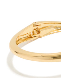 Showcasing the hinged mechanism, this gold plated open wrap bangle features a closure detail view - link has visual effect only