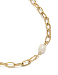 Featuring a waterproof gold plated stainless steel paperclip pearl centre necklace with statement design close up view - link has visual effect only