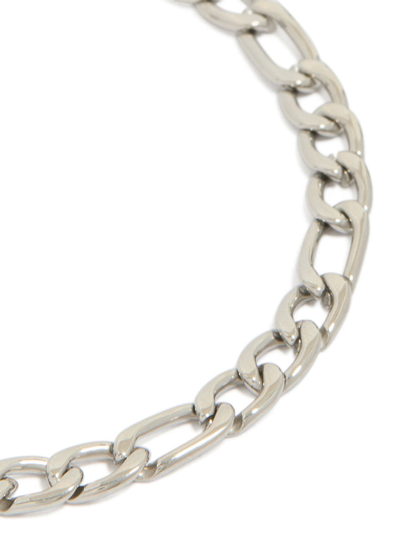 Highlighting a mens waterproof stainless steel figaro chain bracelet in silver close up view